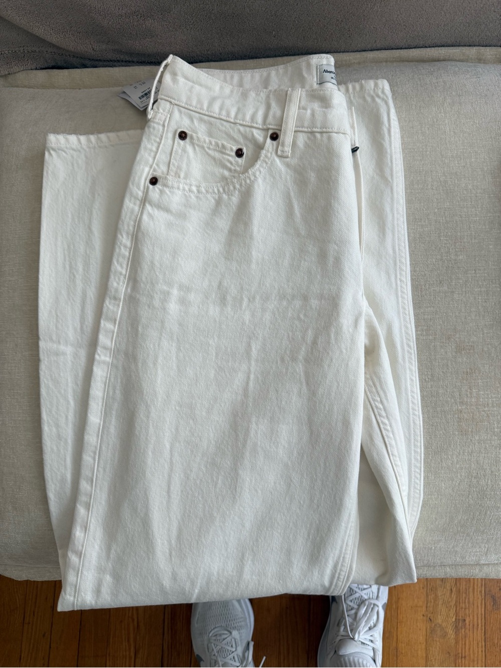 Abercrombie & Fitch Low Rise Ultra Loose Jeans in Off White Size 26 Long NWT
